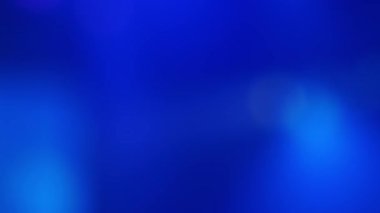 Soyut bulanık arkaplan, mavinin tonlarında renkler, hareket eden ışıklar, bir müzik konserindeki gibi yanıp sönüyor. Gerçek zamanlı video.
