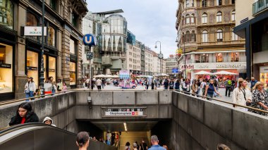 Vienna, Austria. People walk towards the entrance of the Stephansplatz metro stop in Stock-im-Eisen-Platz square. Street crowded with tourists on a summer day. 2023-08-03.  clipart