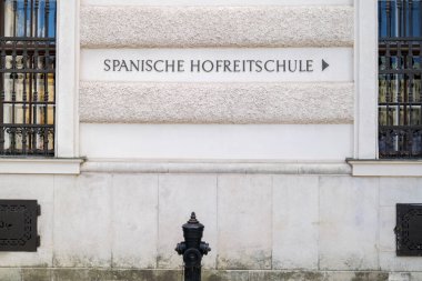 Viyana, Avusturya. Michaelerplatz 'daki İspanyol Binicilik Okulu' nun olduğu Habsburg Sarayı 'nın duvarına yazı ve imza. 2023-08-02.