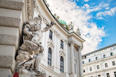Viyana, Avusturya. Michaelerplatz 'daki Habsburg binasının dışındaki heykelin ayrıntıları, şimdi İspanyol Binicilik Okulu Prenses Sisi Müzesi' ne ev sahipliği yapıyor. 2023-08-02.