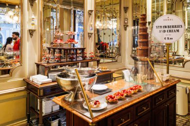 Viyana, Avusturya. Avusturya 'nın başkentinde eski bir pastanede kremalı çilek hazırlamak için istasyon. 2023-08-02.