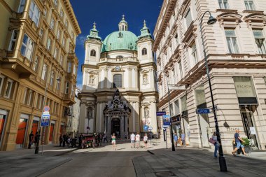 Viyana, Avusturya. Şehrin tarihi merkezinde Jungferngasse 'deki Barok St. Peter Kilisesi' nin manzarası. 2023-08-02.