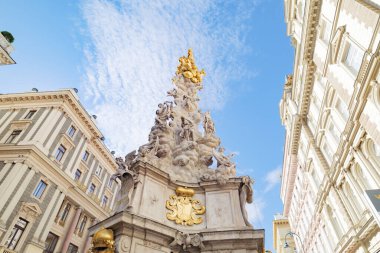 Viyana, Avusturya. Trinity Sütunu 17. yüzyılın sonlarında Graben Caddesi 'ndeki veba kurbanlarının anısına oyulmuş. 2023-08-02.