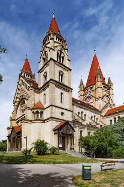 Viyana, Avusturya. Meksika coplatz parkındaki San Francesco d 'Assisi Kilisesi manzarası. Dikey görüntü. 2023-08-02.