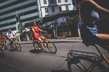 Viyana, Avusturya. Bir grup turist Backerstrasse 'deki tarihi şehir merkezini bisikletle ziyaret ediyor. 2023-08-02.