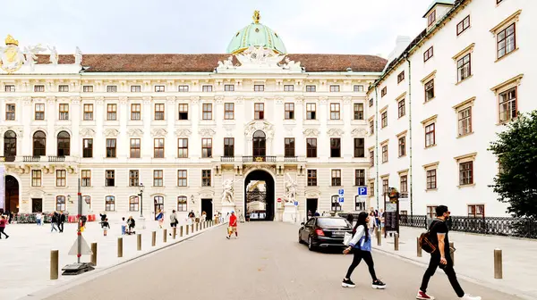 奥地利维也纳 Der Burg街的视图 右边是联邦纪念碑办公室的大楼 在中心是霍夫堡宫和通向米却拉斯广场的入口 2023 — 图库照片