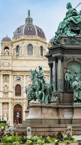 奥地利维也纳 在Maria Theresien Platz 艺术史博物馆的立面 在前面是圣母玛丽亚 特雷莎女王的纪念碑 花园和花卉 垂直图像 2023 — 图库照片