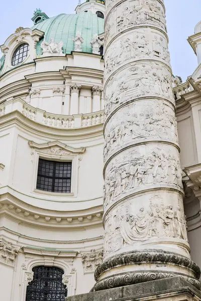 奥地利 维也纳 圣查尔斯教堂外装饰有浮雕的柱子的细节 垂直图像 2023 — 图库照片