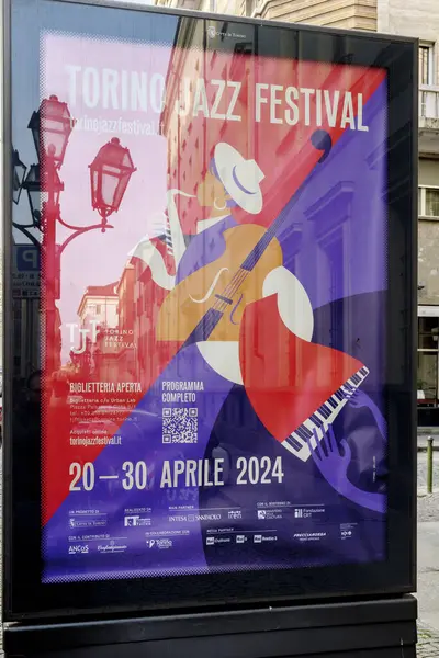 Torino, İtalya. Torino Caz Festivali, 20-30 Nisan 2024 tarihleri arasında gerçekleşmiştir. Şehir merkezindeki bir sokakta sokak lambalarının ve tarihi binaların yansımalarının olduğu bir reklam afişi. 2024-03-22.