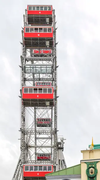 ウィーン オーストリア プラターアミューズメントパーク内のフェリスホイール 大きな赤いキャビン 下から上へのビュー 縦のイメージ 2023 ロイヤリティフリーのストック画像
