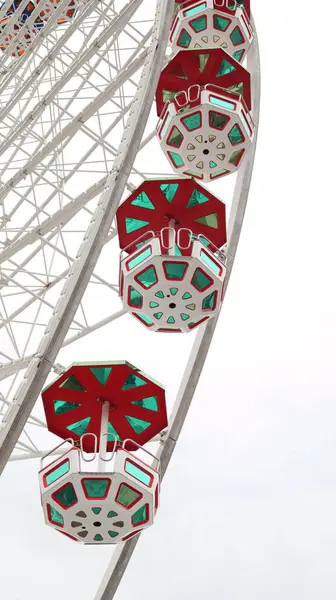 白い背景 底ビューで隔離されたフェリス車輪の赤いおよび白いキャビンの細部 ロイヤリティフリーのストック写真