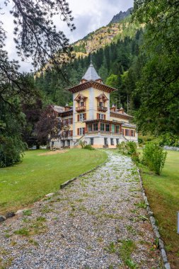 Gressoney-Saint-Jean, İtalya. Villa Margherita manzarası, şimdi de belediye binası. Dikey görüntü. 27 Temmuz 2022.