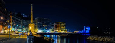 Napoli, İtalya. Via Partenope ve Castel Dell 'Ovo' nun bir yaz gecesi manzarası. Başlık resmi. 2023-07-05.