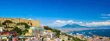Napoli, İtalya. Napoli Körfezi ve Vezüv Dağı ile şehrin yukarıdan görünüşü. Solda, San Martino Tepesi 'nde Castel Sant' Elmo ile. Başlık resmi. 2023-07-04.