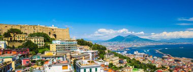 Napoli, İtalya. Napoli Körfezi ve Vezüv Dağı ile şehrin yukarıdan görünüşü. Solda, San Martino Tepesi 'nde Castel Sant' Elmo ile. 2023-07-04.