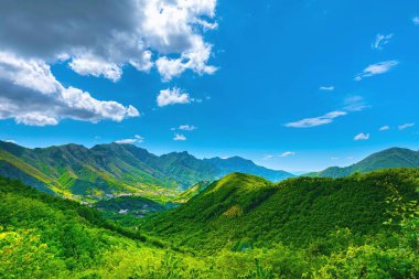 Amalfi Sahili, İtalya. Amalfi Sahili yakınlarındaki Lattari Dağları 'nın büyüleyici tepelerine bakın..