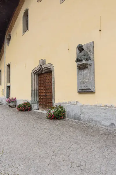 グレッスニー ジャン イタリア 古代の住居のファサードを飾るイタリアのマルゲリータ サヴォイアの女王に捧げられた彫刻の景色 縦のイメージ 2022年7月27日 ストックフォト