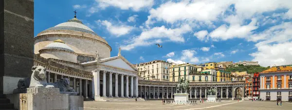 ナポリ イタリア サンフランチェスコ パオラのバシリカとエクエストリアの像とピルビスシト広場 バナーヘッダー画像 2023 ストック写真