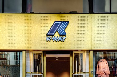 Torino, İtalya. Torino şehrinin merkezinde bir alışveriş caddesi olan Via Roma 'da bir K-Way marka mağazasının işareti. Girişi kapatın ve yukarıyı imzalayın. Marka logosu. 2024-01-28.