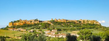 Orvieto, İtalya. Orvieto 'nun öğleden sonra manzarası ve tarihi merkezi. Kırsal kesim, Umbria 'nın Terni ilindeki eski Etrurya şehrini çevrelemektedir. Başlık resmi.