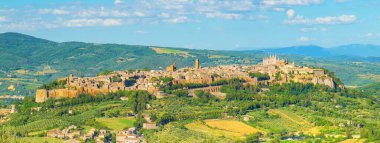 Orvieto, İtalya. Orvieto 'nun öğleden sonra manzarası ve tarihi merkezi. Umbria 'nın Terni ilindeki eski Etrurya kentini çevreleyen kırsal ve tepeler. Başlık resmi.