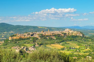 Orvieto, İtalya. Orvieto 'nun öğleden sonra manzarası ve tarihi merkezi. Kırsal ve tepeler, Umbria 'nın Terni ilindeki eski Etrurya şehrini çevrelemektedir..