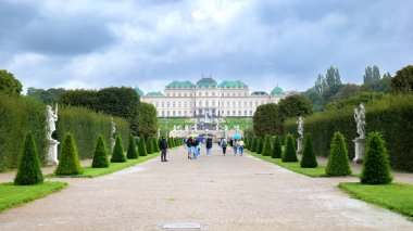 Viyana, Avusturya. Yağmurlu bir günde güzel bahçeleri ve Belvedere Sarayı 'nın dış görünüşünü görmek. Parkta bazı ziyaretçiler var. 2023-08-04.