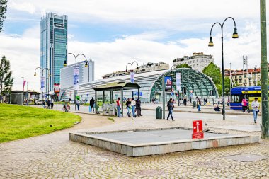 Torino, İtalya. Porta Susa tren istasyonundan XVIII. Piazza Dicembre 'den görüntü. Sokakta ve otobüs durağında bir sürü insan var. 2024-05-26.