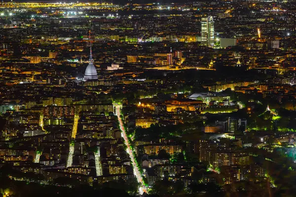 Torino, İtalya. Akşamları şehir manzarası, binaların ışıkları ve trafik. Soldaki Köstebek Antonelliana, ortada Piazza Castello ve Palazzo Madama. Alt orta Corso Belgio.