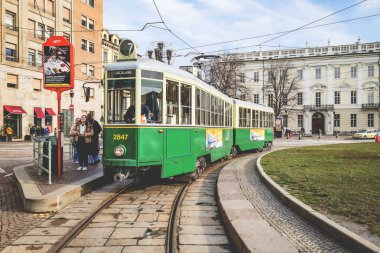 Torino, İtalya. Piazza Carlo Emanuele II tramvay durağında tarihi tramvay hattı 7. 2025-01-26.