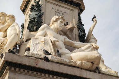 Torino, İtalya. Piazza Carlo Emanuele II 'de, Cavour Kontu Camillo Benso anıtının ayrıntıları. 2025-01-26.