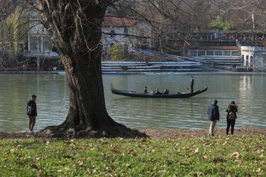 Torino, İtalya. Po Nehri 'ndeki Venedik gondolu. Bir grup genç, Valentino Park bölgesindeki nehirde geziniyor. 2025-03-02.