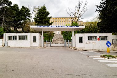 Matera, İtalya. Via Lanera 'daki Basilicata Üniversitesi' nin ön cephesi ve girişi. 2025-04-18.