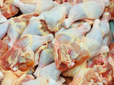 Taze tavuk buzağıları süpermarkette satılıktır..