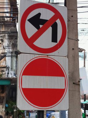 Bangkok 'ta trafik işaretleri var. Sola dönüş yok ve girmeyin..