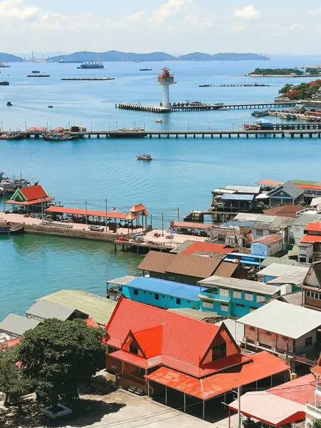 Koh Sichang, Chonburi, Tayland. 20 Mayıs 2025. Chonburi Eyaleti 'nde bir balıkçı adası. Hem turistik yerleri hem de Bangkok 'a çok yakın balıkçılık alanları olan bir ada..