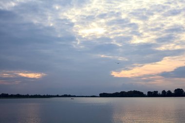 Gün batımında bulutlu bir günde göl