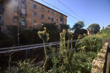 Bir konut binasının yanındaki tren yolu.