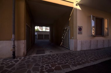 Kapıda kapalı bir malikâneye giriş.