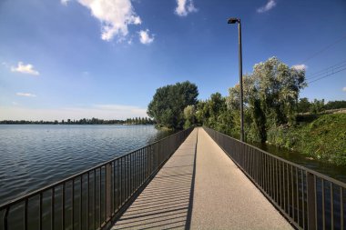 Güneşli bir günde bir göl köprü