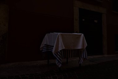 Gün batımında bir sokağa masa kur.