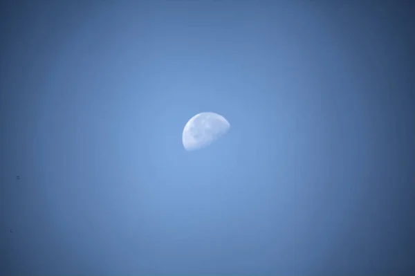白天天空中的月亮 — 图库照片