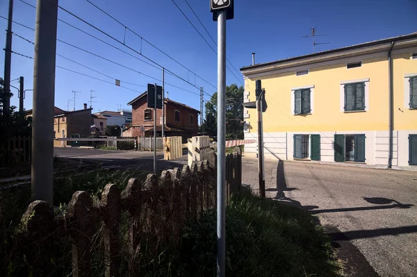 Cruce Del Ferrocarril Una Ciudad Italiana Atardecer — Foto de Stock