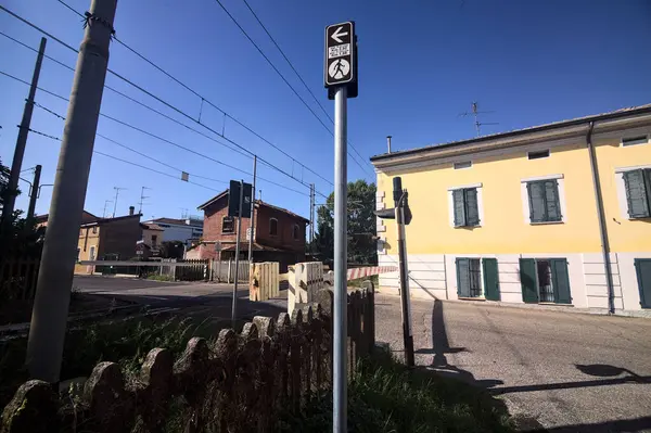 Železniční Přejezd Italském Městě Při Západu Slunce — Stock fotografie
