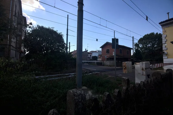 日落时穿过意大利城镇的铁路 — 图库照片