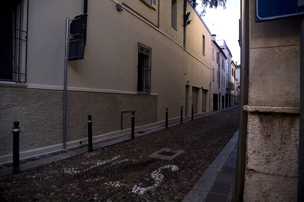 Een Doodlopende Straat Schaduw Een Italiaanse Stad — Stockfoto