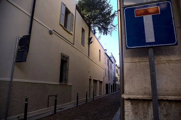 Een Doodlopende Straat Schaduw Een Italiaanse Stad — Stockfoto