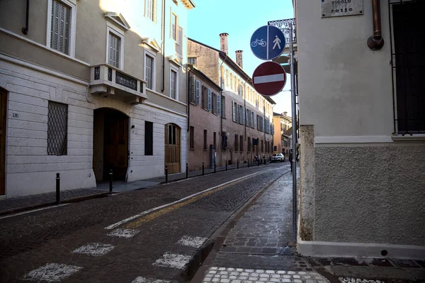 Dlážděná Ulice Stínu Italském Městě — Stock fotografie