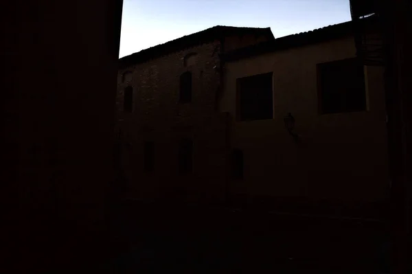 夕暮れ時の日陰の路地 — ストック写真