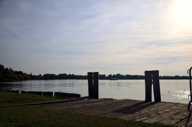 Gün batımında bir göl kıyısında demirlemek.